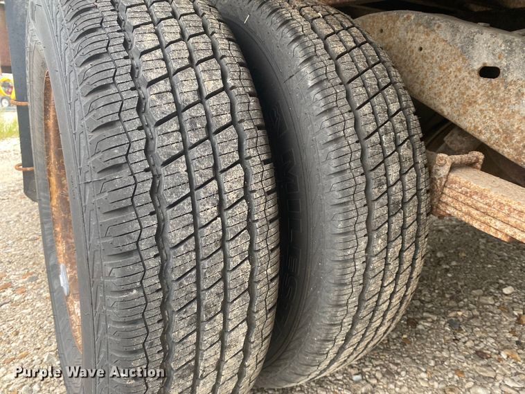 image for item EJ7136 2003 Ford E350 Super Duty  delivery truck