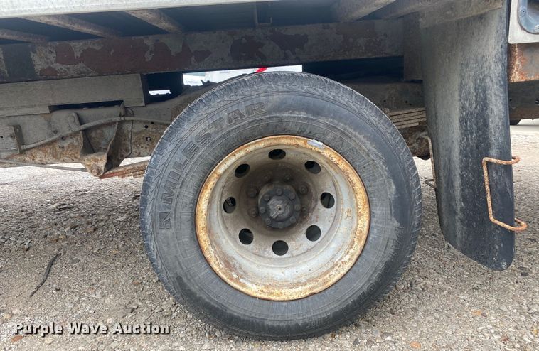 image for item EJ7136 2003 Ford E350 Super Duty  delivery truck