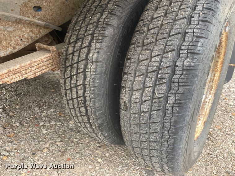 image for item EJ7136 2003 Ford E350 Super Duty  delivery truck