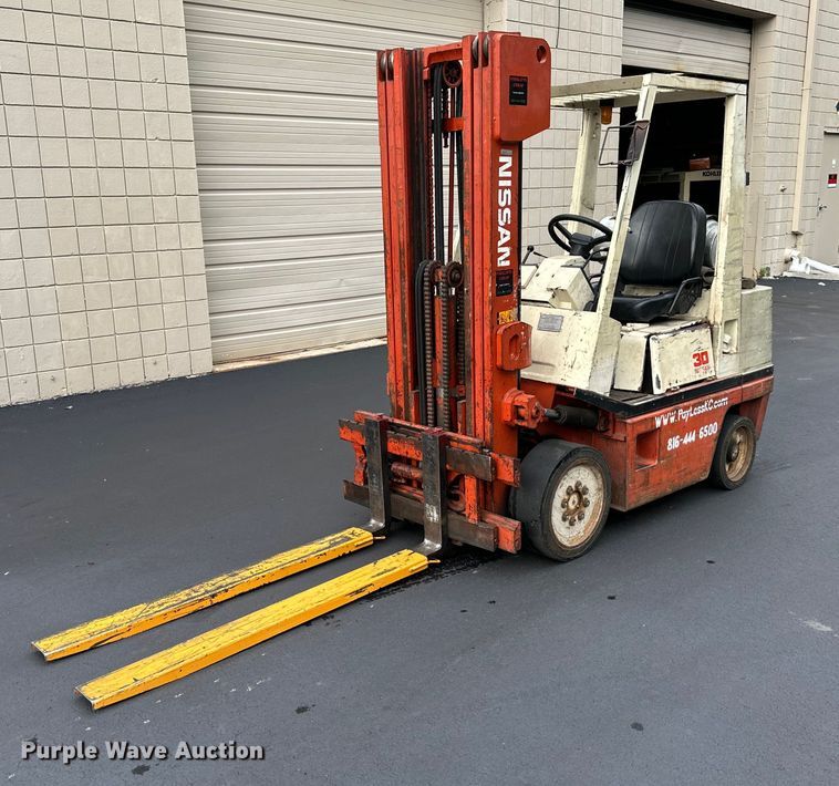 image for item EJ7185 Nissan 30 forklift