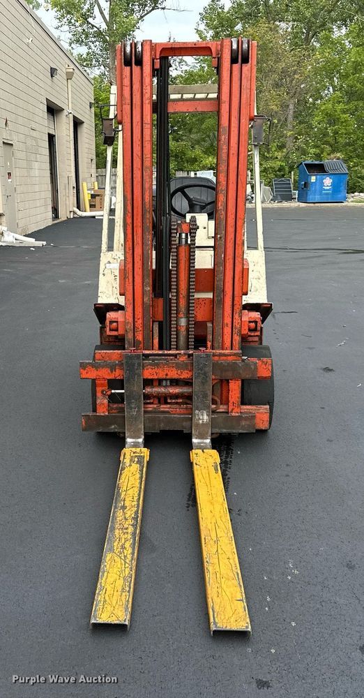 image for item EJ7185 Nissan 30 forklift
