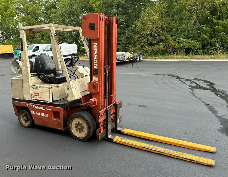 image for item EJ7185 Nissan 30 forklift