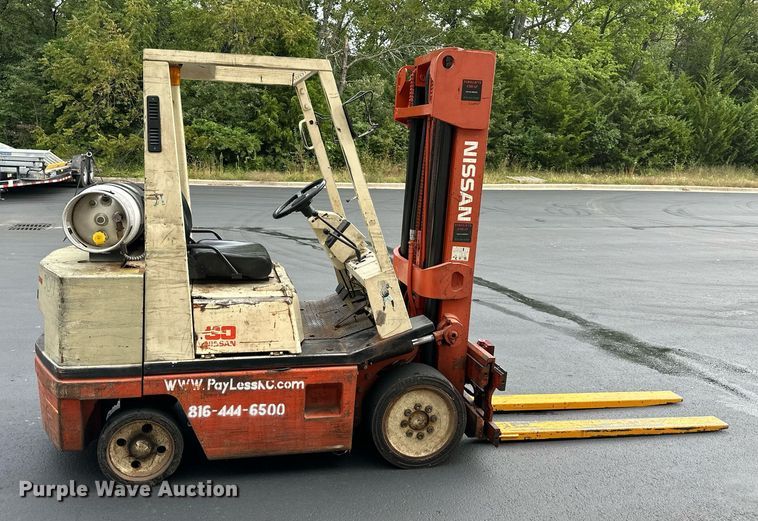 image for item EJ7185 Nissan 30 forklift