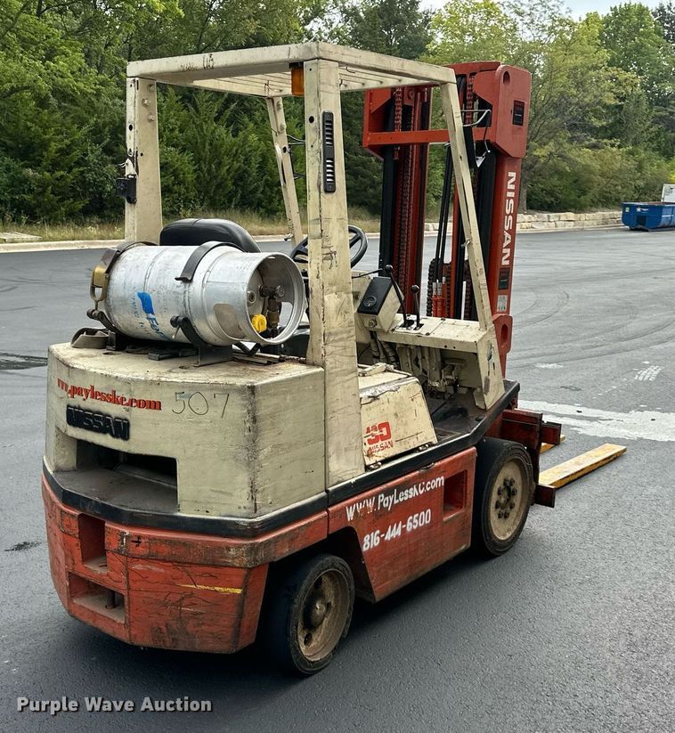 image for item EJ7185 Nissan 30 forklift