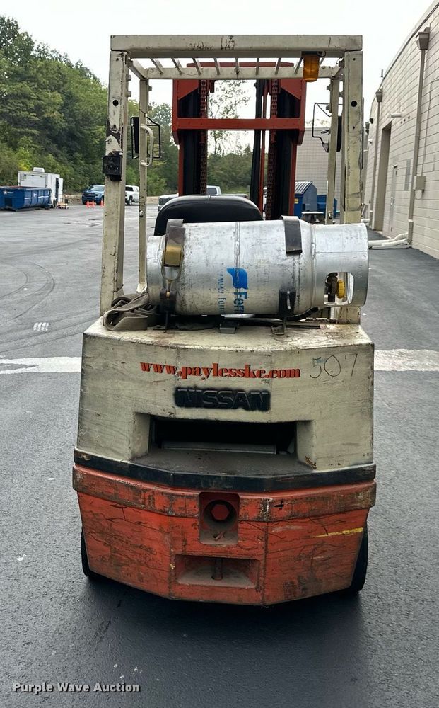 image for item EJ7185 Nissan 30 forklift