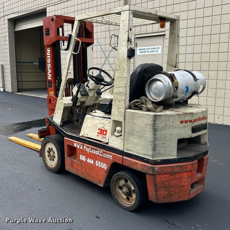 image for item EJ7185 Nissan 30 forklift