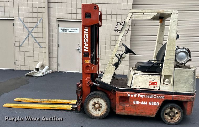 image for item EJ7185 Nissan 30 forklift