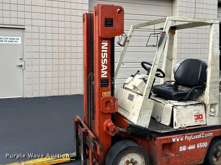 image for item EJ7185 Nissan 30 forklift