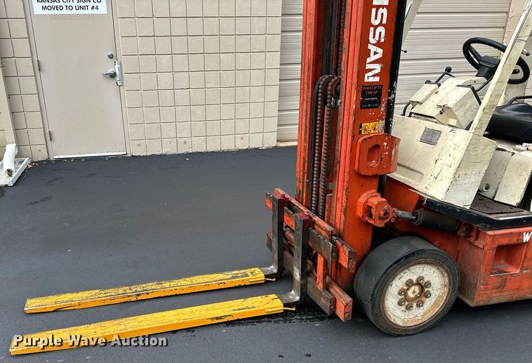 image for item EJ7185 Nissan 30 forklift