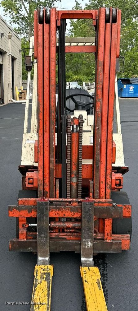 image for item EJ7185 Nissan 30 forklift