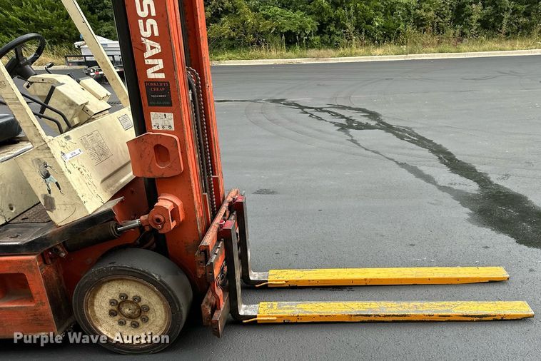 image for item EJ7185 Nissan 30 forklift