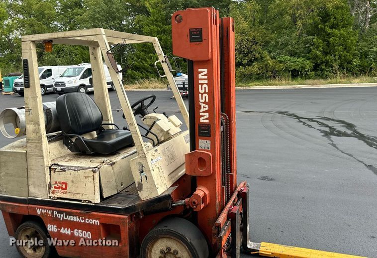 image for item EJ7185 Nissan 30 forklift