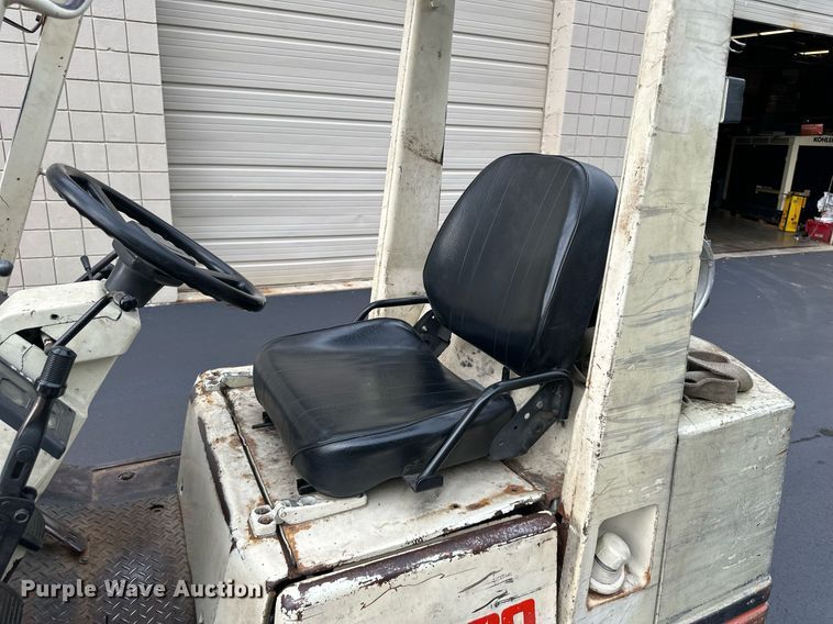 image for item EJ7185 Nissan 30 forklift