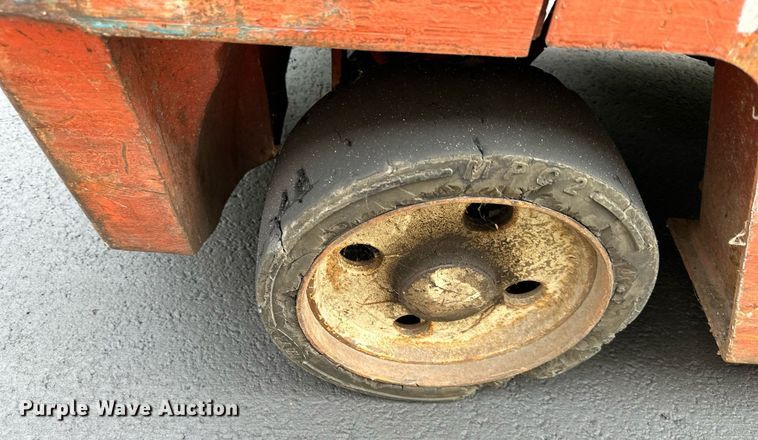 image for item EJ7185 Nissan 30 forklift