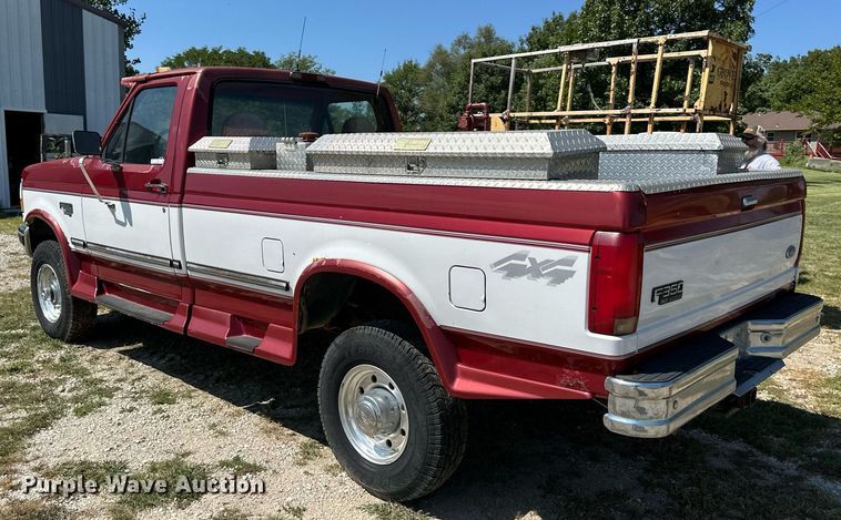 image for item EJ7211 1997 Ford F350 XLT pickup truck