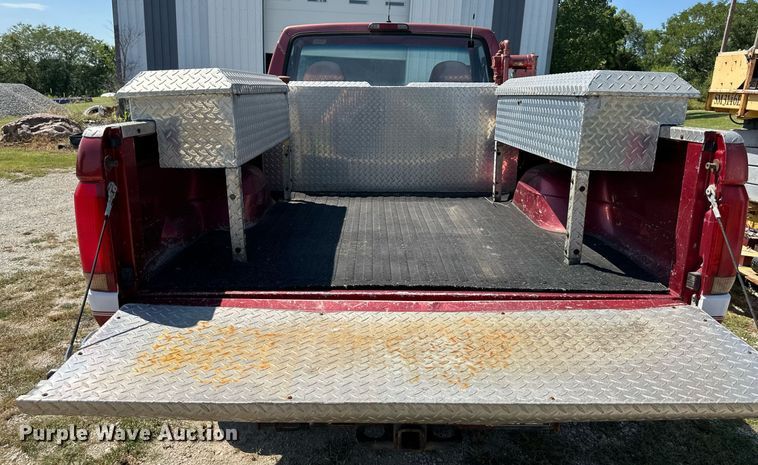 image for item EJ7211 1997 Ford F350 XLT pickup truck