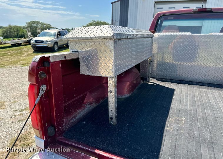 image for item EJ7211 1997 Ford F350 XLT pickup truck