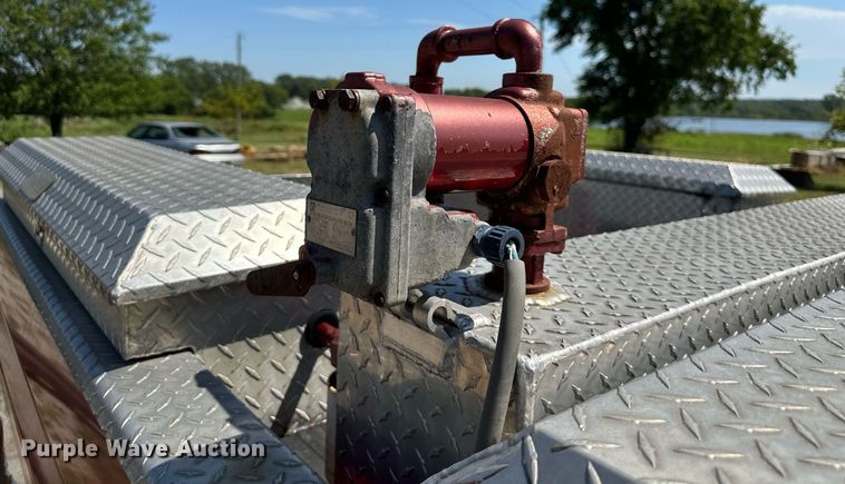 image for item EJ7211 1997 Ford F350 XLT pickup truck