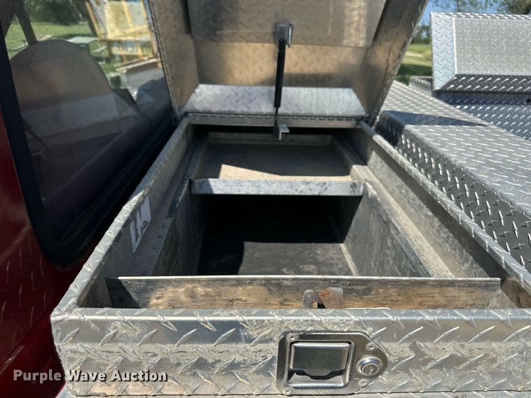 image for item EJ7211 1997 Ford F350 XLT pickup truck