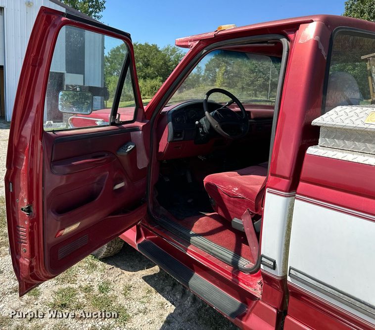 image for item EJ7211 1997 Ford F350 XLT pickup truck