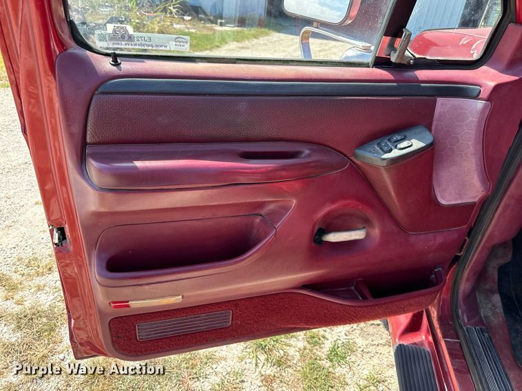 image for item EJ7211 1997 Ford F350 XLT pickup truck