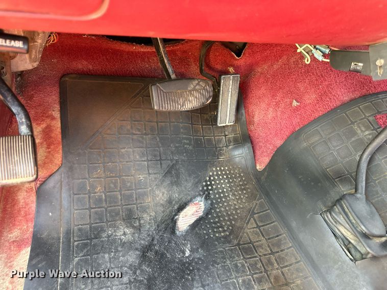 image for item EJ7211 1997 Ford F350 XLT pickup truck