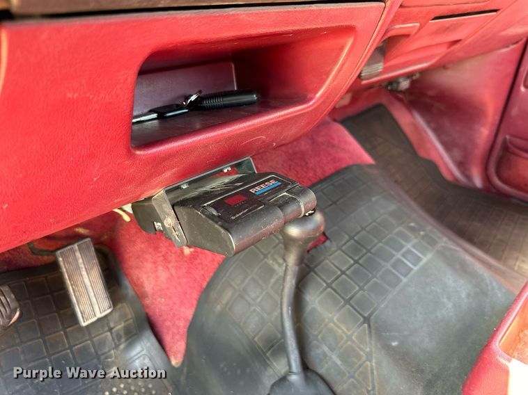 image for item EJ7211 1997 Ford F350 XLT pickup truck