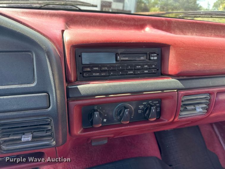 image for item EJ7211 1997 Ford F350 XLT pickup truck