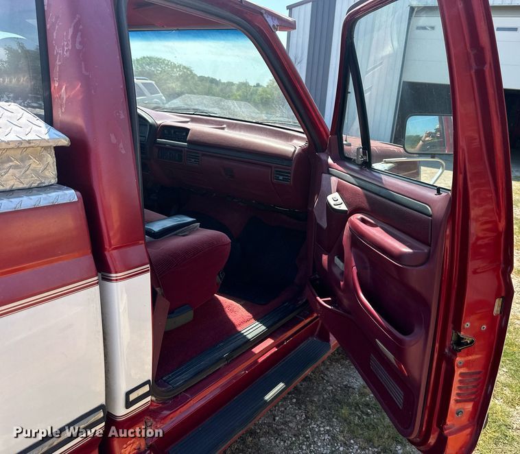 image for item EJ7211 1997 Ford F350 XLT pickup truck