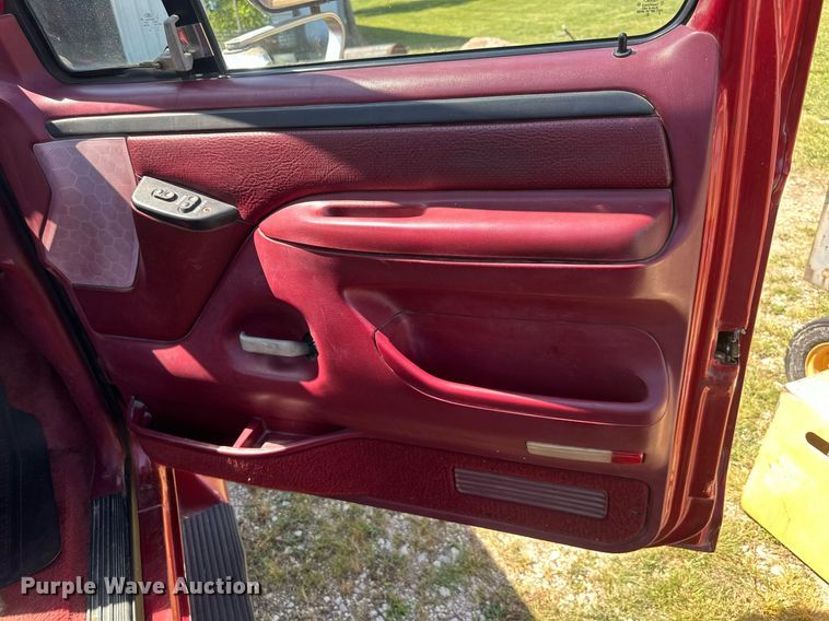 image for item EJ7211 1997 Ford F350 XLT pickup truck