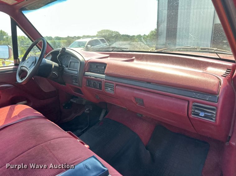 image for item EJ7211 1997 Ford F350 XLT pickup truck