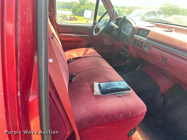 image for item EJ7211 1997 Ford F350 XLT pickup truck