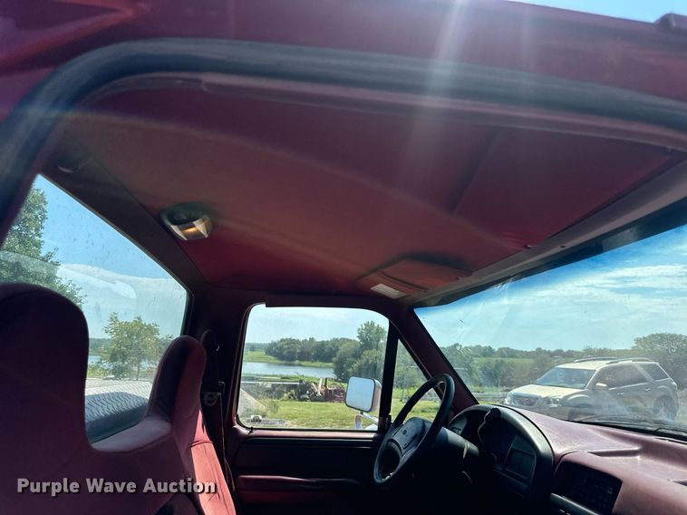 image for item EJ7211 1997 Ford F350 XLT pickup truck