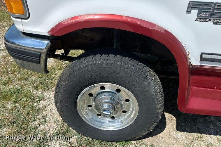 image for item EJ7211 1997 Ford F350 XLT pickup truck