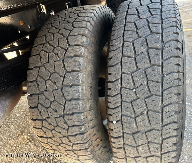 image for item EJ8843 2016 Ford F350 Super Duty flatbed pickup truck