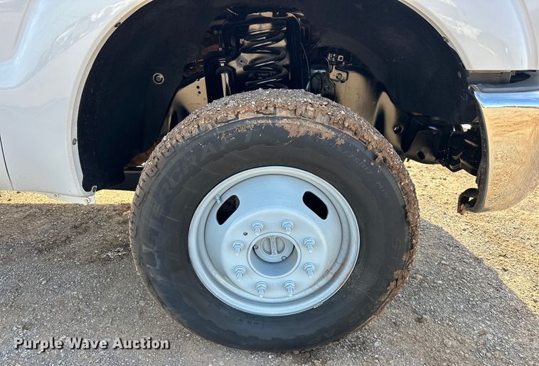 image for item EJ8845 2015 Ford F350 Super Duty flatbed pickup truck