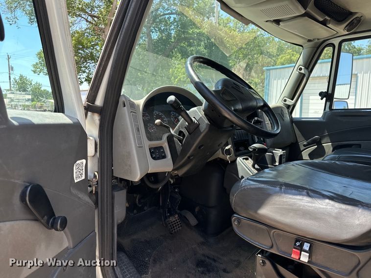 image for item EJ8855 2011 International  DuraStar 4400  box truck