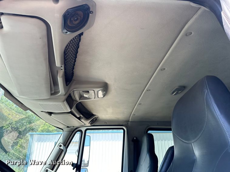 image for item EJ8855 2011 International  DuraStar 4400  box truck