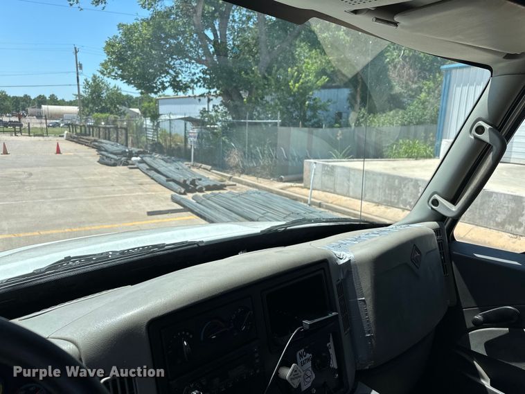 image for item EJ8855 2011 International  DuraStar 4400  box truck