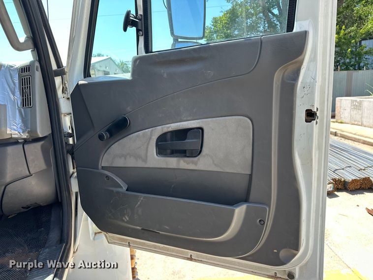 image for item EJ8855 2011 International  DuraStar 4400  box truck