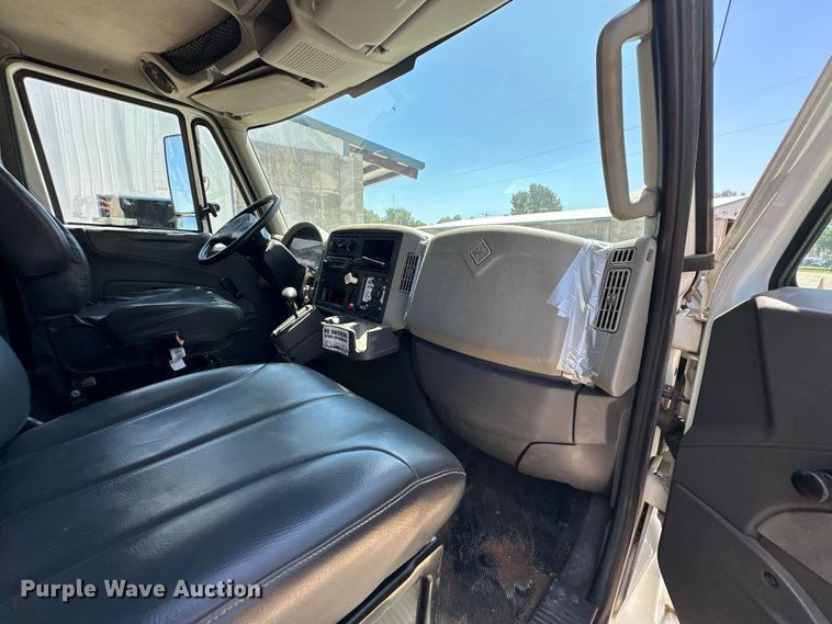 image for item EJ8855 2011 International  DuraStar 4400  box truck