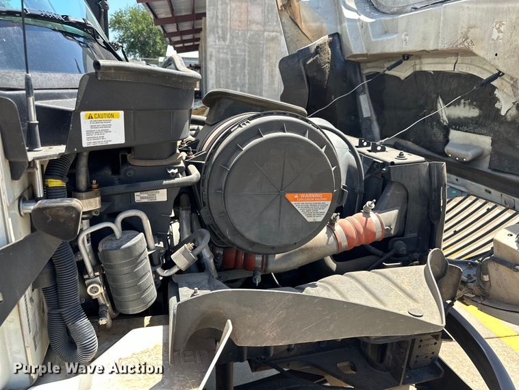 image for item EJ8855 2011 International  DuraStar 4400  box truck