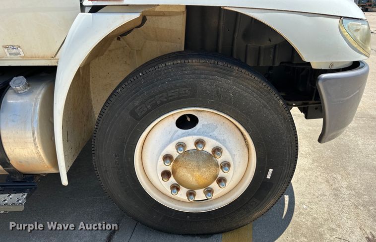 image for item EJ8855 2011 International  DuraStar 4400  box truck