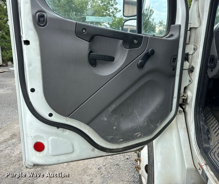 image for item EJ8868 2013 Freightliner  M2 delivery truck