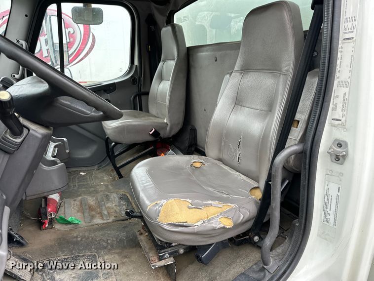 image for item EJ8868 2013 Freightliner  M2 delivery truck