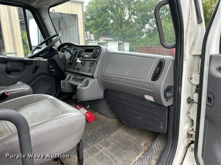 image for item EJ8868 2013 Freightliner  M2 delivery truck