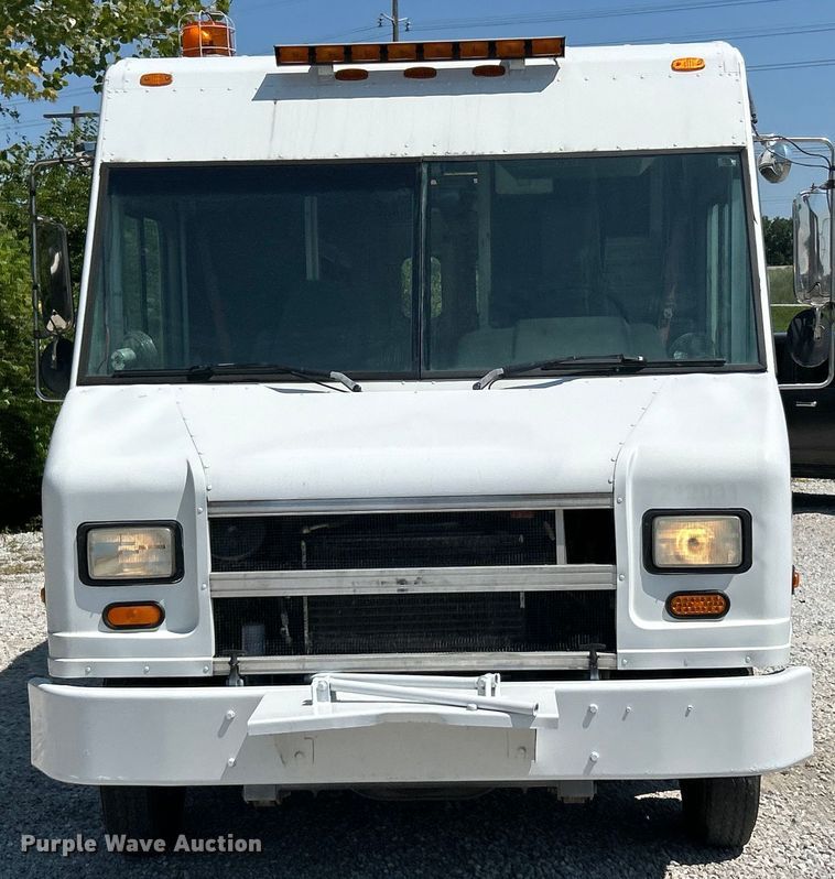 image for item EK3065 1999 Freightliner  MT45 delivery truck