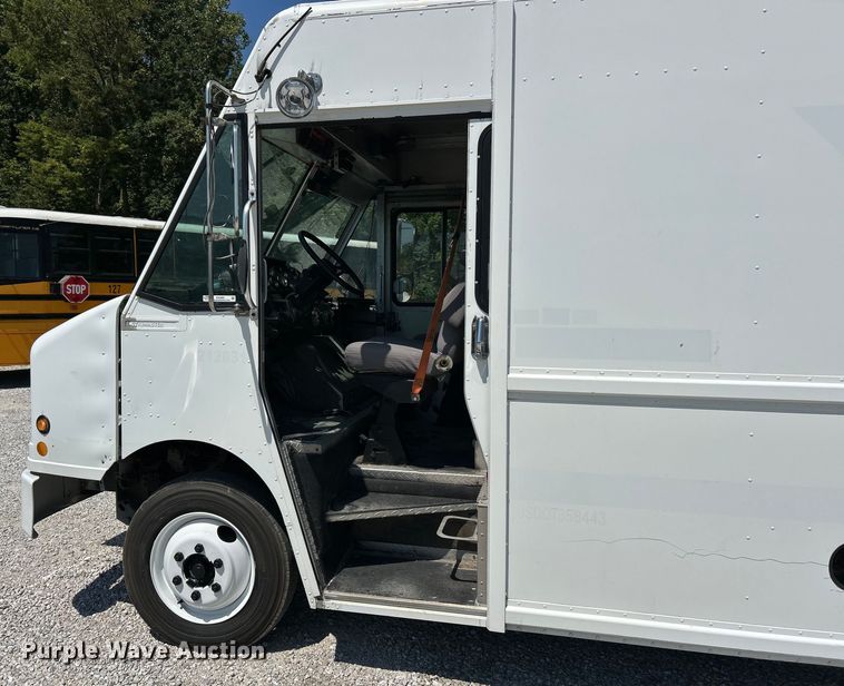 image for item EK3065 1999 Freightliner  MT45 delivery truck