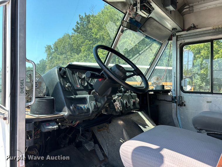 image for item EK3065 1999 Freightliner  MT45 delivery truck