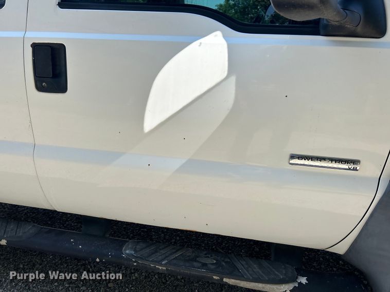 image for item EK3211 2005 Ford F550 Super Duty XL Crew Cab flatbed truck